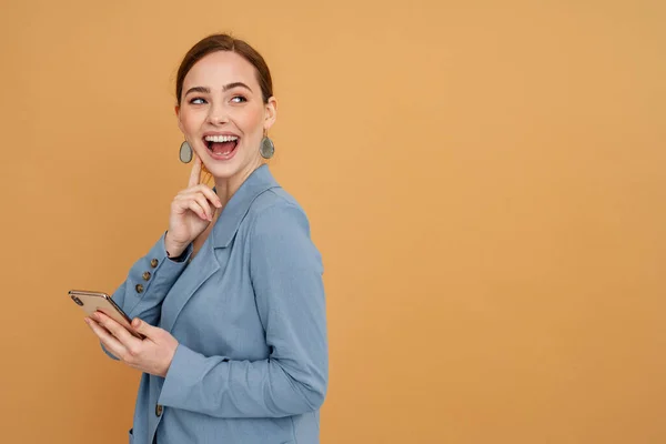 Mladý Zázvor Žena Smích Při Použití Mobilního Telefonu Izolované Přes — Stock fotografie