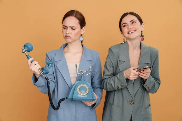 Jeunes Deux Femmes Posant Avec Téléphone Rétro Smartphone Isolé Sur — Photo