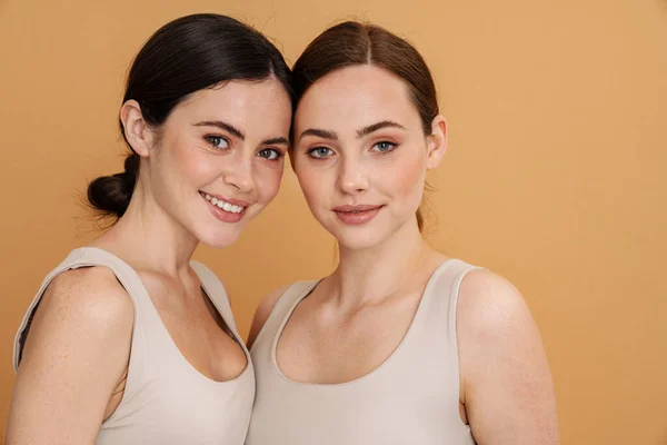 Jovens Duas Mulheres Camiseta Olhando Sorrindo Para Câmera Isolada Sobre — Fotografia de Stock