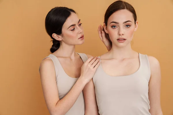 Joven Dos Mujeres Camiseta Posando Mirando Cámara Aislada Sobre Fondo —  Fotos de Stock