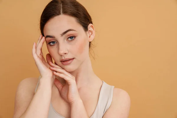 Jonge Gember Vrouw Ondershirt Poseren Kijken Naar Camera Geïsoleerd Gele — Stockfoto