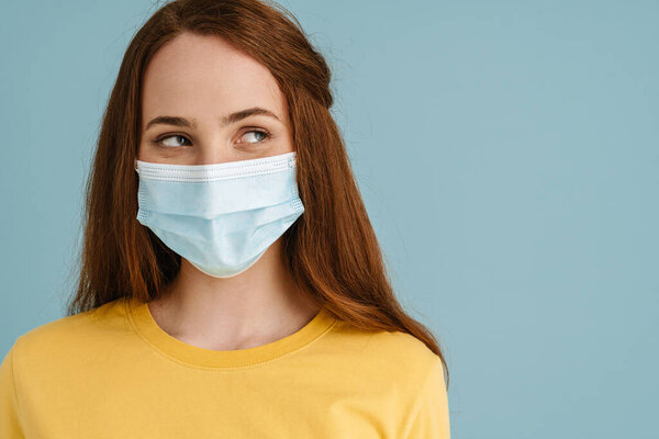 Young Ginger White Woman Face Mask Posing Looking Aside Isolated — Stock Photo, Image