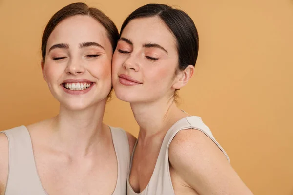 Jovens Duas Mulheres Camiseta Posando Sorrindo Para Câmera Isolada Sobre — Fotografia de Stock