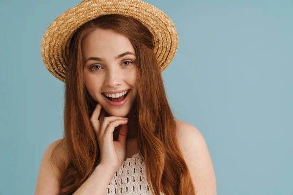 Joven Mujer Jengibre Sombrero Paja Sonriendo Mirando Cámara Aislada Sobre — Foto de Stock