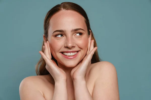 Mujer Pelirroja Semidesnuda Sonriendo Mirando Lado Aislado Sobre Fondo Azul — Foto de Stock