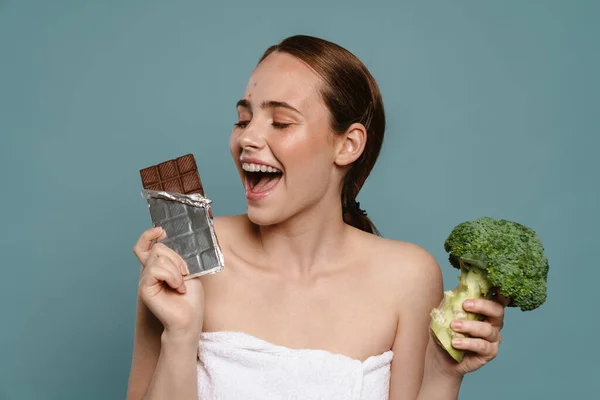 Mulher Gengibre Com Espinhas Posando Com Chocolate Brócolis Isolado Sobre — Fotografia de Stock