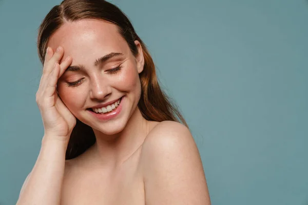 Half Naakte Gember Vrouw Glimlachen Kijken Naar Beneden Geïsoleerd Blauwe — Stockfoto