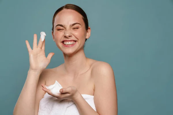 Mulher Gengibre Usando Toalha Sorrindo Mostrar Espuma Cosmética Isolada Sobre — Fotografia de Stock