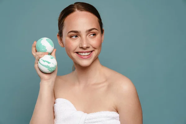 Ginger Woman Wearing Towel Smiling While Showing Balls Bath Bomb — Stock Photo, Image