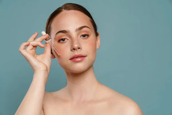 Portret Van Een Jonge Gezonde Blanke Topless Vrouw Met Pipet — Stockfoto