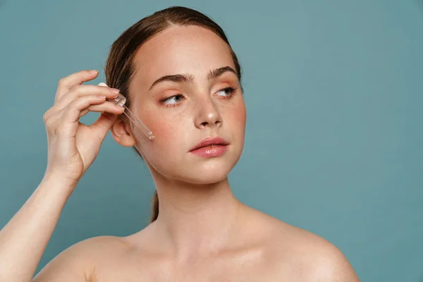 Portret Van Een Jonge Gezonde Blanke Topless Vrouw Met Pipet — Stockfoto