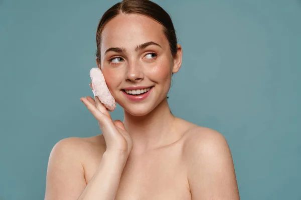 Sonriente Joven Mujer Sana Aplicando Maquillaje Con Soplo Polvo Sobre —  Fotos de Stock