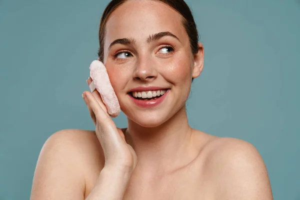 Sorrindo Jovem Mulher Saudável Aplicando Maquiagem Com Sopro Sobre Fundo — Fotografia de Stock