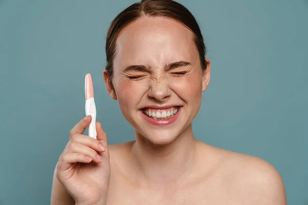 Halbnackte Ingwerfrau Lächelt Und Zeigt Schwangerschaftstest Isoliert Vor Blauem Hintergrund — Stockfoto