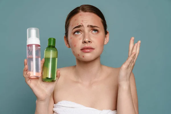 Ginger Woman Pimples Gesturing While Showing Cosmetics Isolated Blue Background — Stock Photo, Image