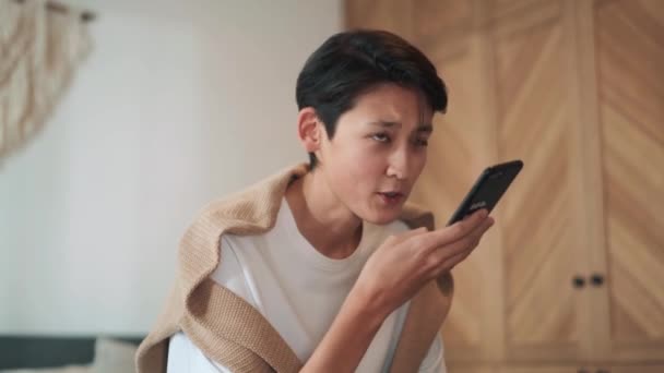 Zelfverzekerde Aziatische Man Opnemen Spraakbericht Telefoon Thuis — Stockvideo