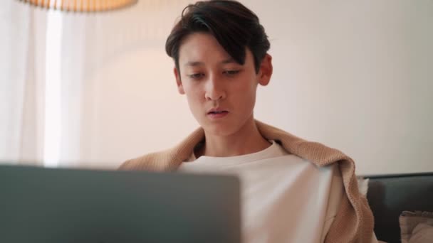 Азійські Люди Пишуть Смс Ноутбуці — стокове відео