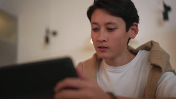 Guapo Asiático Hombre Mirando Tableta Beber Jugo Casa — Vídeos de Stock