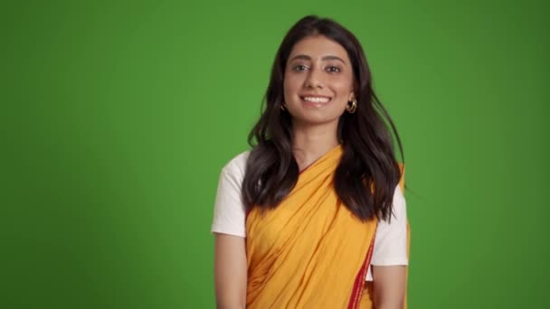 Glimlachende Traditionele Indiase Vrouw Kijkt Naar Camera Groene Studio — Stockvideo