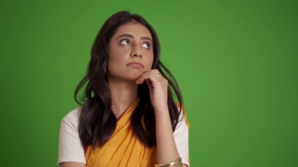 Психічна Індійська Жінка Думає Зеленій Студії — стокове відео