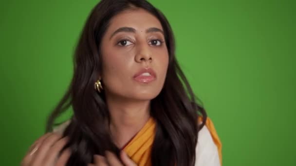 Töprengő Hagyományos Indiai Kijavítja Megjelenését Kamera Zöld Stúdióban — Stock videók