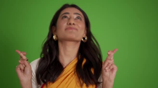 Gülümseyen Geleneksel Hintli Kadın Yeşil Stüdyoda Bir Şeyler Umuyor — Stok video