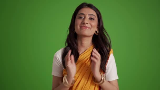 Pozytywna Tradycyjna Hinduska Kobieta Nadzieję Coś Zielonym Studio — Wideo stockowe