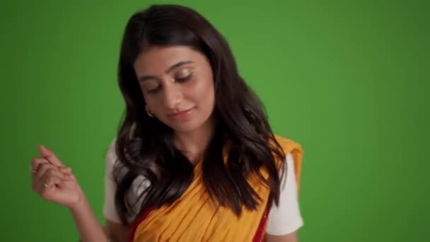 Pozitív Hagyományos Indiai Táncol Zöld Stúdióban — Stock videók
