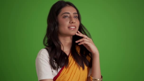 緑のスタジオで考える瞑想的な伝統的なインドの女性 — ストック動画