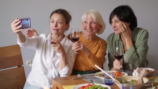 Χαμογελώντας Ώριμες Γυναίκες Κάνοντας Selfie Ποτήρια Κρασί Στην Κουζίνα — Αρχείο Βίντεο