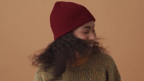 Râzând Femeie Părul Creț African Scuturând Capul Studioul Bej — Videoclip de stoc
