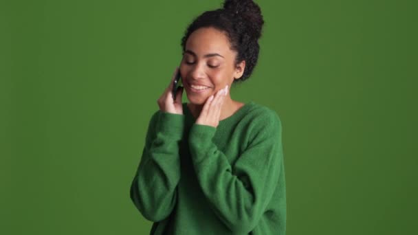 Happy African Woman Green Shirt Talking Phone Green Studio — Stock Video