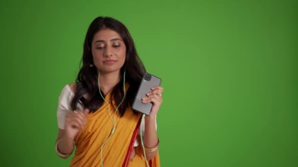 Ευτυχισμένη Παραδοσιακή Ινδή Γυναίκα Ακούγοντας Μουσική Στα Ακουστικά Και Χορεύοντας — Αρχείο Βίντεο