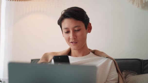 Positieve Aziatische Man Sms Telefoon Thuis — Stockvideo
