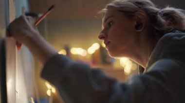 Evinde kağıda çizim yapan konsantre kadının yakın plan görüntüsü