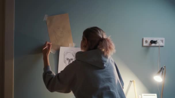 Vista Posterior Mujer Dibujando Cara Sobre Papel Casa — Vídeo de stock
