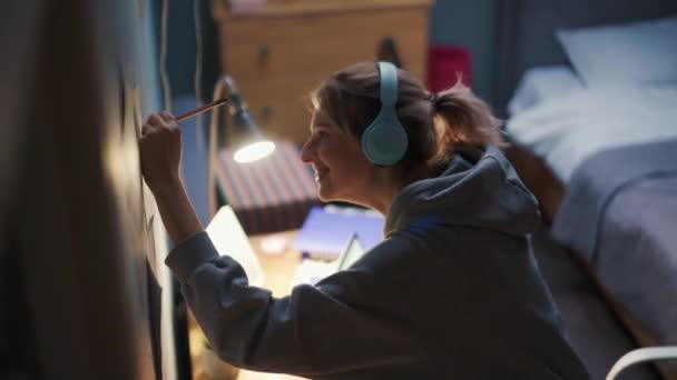 Femme Souriante Dans Casque Dessin Sur Papier Maison — Video