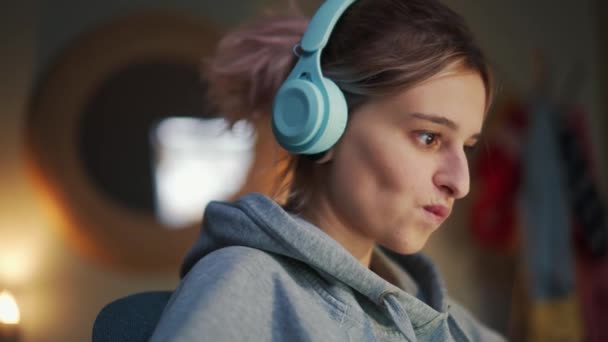 Szczęśliwa Kobieta Słuchawkach Wpisując Przez Laptop Domu — Wideo stockowe