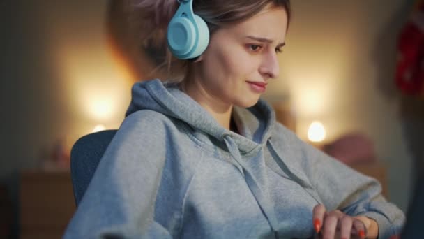 Mujer Riendo Auriculares Mirando Computadora Portátil Casa — Vídeos de Stock