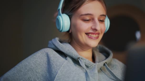 Positieve Vrouw Hoofdtelefoon Zoek Naar Laptop Thuis — Stockvideo