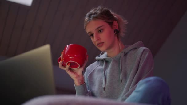 Mujer Meditativa Viendo Algo Portátil Con Una Taza Casa — Vídeo de stock