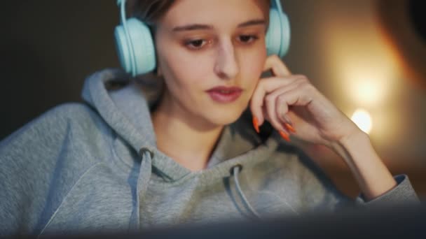 Meditative Frau Mit Kopfhörer Schaut Hause Auf Laptop — Stockvideo