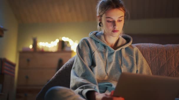 Meditative Frau Sucht Hause Etwas Auf Laptop — Stockvideo