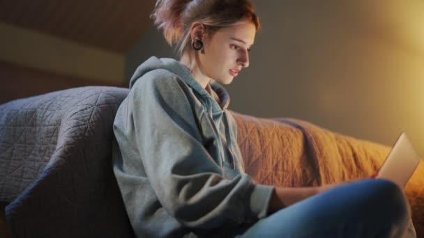 Vista Laterale Della Donna Concentrata Che Guarda Computer Portatile Casa — Video Stock