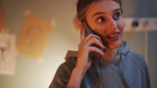 Sorrindo Mulher Falando Telefone Quarto Casa — Vídeo de Stock