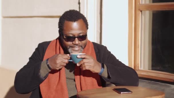 Happy African Man Bril Drinken Van Koffie Cafe Buiten — Stockvideo