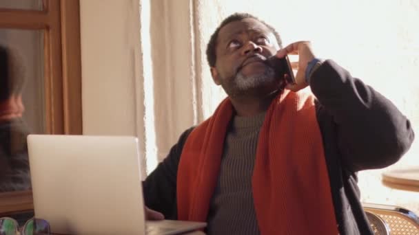 Glada Afrikanska Mannen Talar Telefon Café Utomhus — Stockvideo