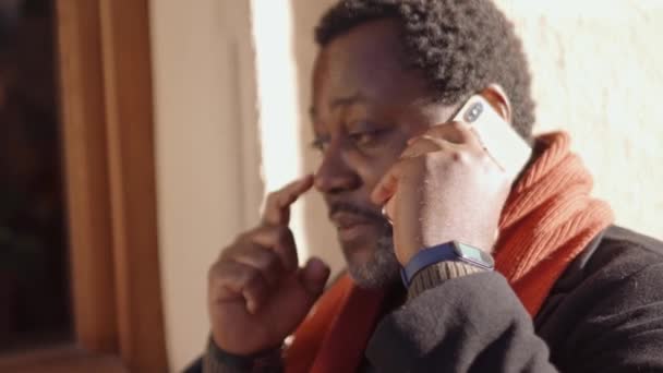 Pensativo Hombre Africano Hablando Por Teléfono Cafetería Aire Libre — Vídeo de stock