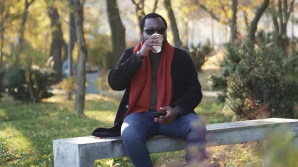 Щасливий Африканець Каву Відкритому Повітрі Парку — стокове відео