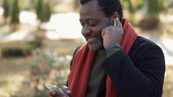 Alegre Hombre Africano Auriculares Escuchando Música Parque Aire Libre — Vídeos de Stock